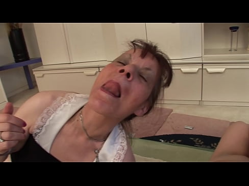 ❤️ Två mormödrar och en farfar har en trekant ❤❌ Fuckingvideo at us ❤