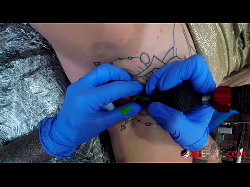 ❤️ Extremt tatuerade snyggingen Sully Savage fick en tatuering på sin klitoris ❤❌ Fuckingvideo at us ❤